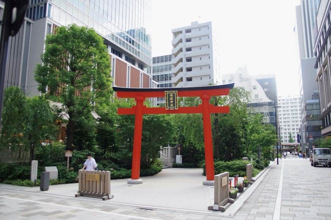 ブルータスさんのインスタグラム写真 - (ブルータスInstagram)「【東京の正解★発売中】 東京の街を歩くと、古い寺社がことのほか多いと気づくはず。 点在する寺社の中から、パワーのある寺社を選出する切り口は「高・水・流・合」の4つのキーワードなのだそう。 「高・水」は起伏ある地形と豊かな水脈を持つ江戸の土地のパワーを指し、高台に創建された愛宕神社(1枚目)や水脈上に立つ住吉神社(2枚目)などがスポットとして浮かび上がる。 一方、「流・合」は、歴史の流れにより寺社が流転や合体をしたことで生まれるパワー。移設を繰り返した福徳神社(3枚目)など、意外なスポットが挙がる点も面白い。 400年以上にわたり日本の中心地であり続ける東京は、大いなるパワーが宿る場所。 #BRUTUS #東京の正解 #東京 #パワースポット」7月6日 23時00分 - brutusmag