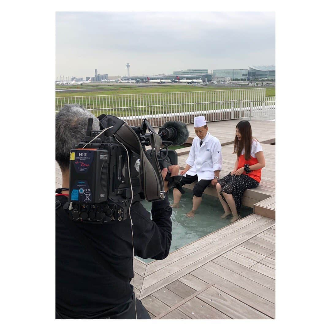 ヨーコさんのインスタグラム写真 - (ヨーコInstagram)「なーんて…TV取材用の演出でした🤣  飛行機眺めながら校長先生と足湯、気持ちよかった〜✨  7月3日、天空橋に羽田イノベーションシティがOPEN。  開所式にお邪魔してきました！  新宿調理師専門学校の理事長さんがテープカットに参加して、学生たちが作ったお弁当を贈呈。マルシェでは自家製味噌を使ったパウンドケーキを販売していました👩🏻‍🍳  空港へのアクセスも便利で、ZEPP HANEDAもできたりと、これから楽しみな施設でした🥳  #羽田イノベーションシティ #天空橋 #新宿調理師専門学校 #新調PR大使  #イズミヨーコ #ヨーコ #上神田校長  #取材 #オンエアされたかどうか」7月6日 23時00分 - y0k0_1108