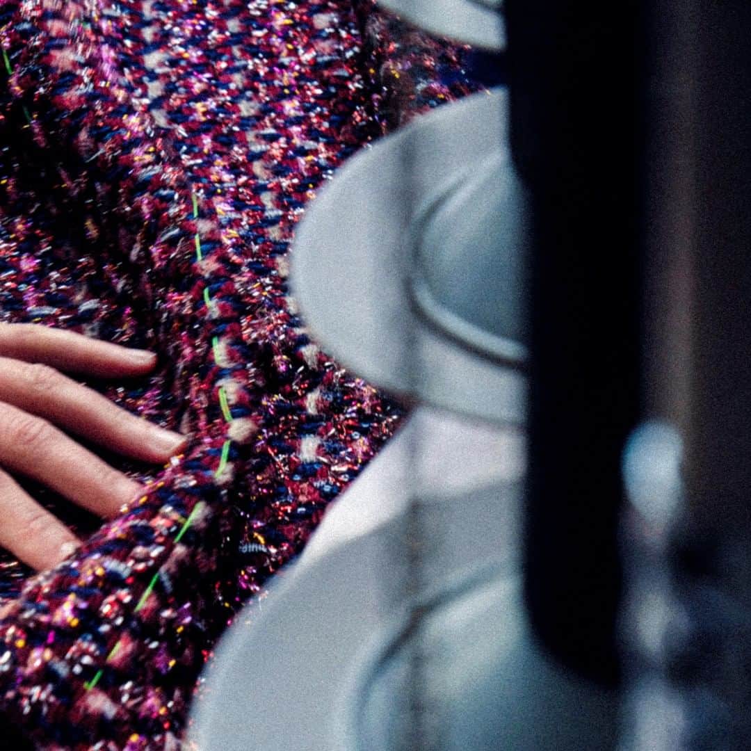 シャネルさんのインスタグラム写真 - (シャネルInstagram)「A look inside the Haute Couture ateliers in the days leading up to the CHANEL Fall-Winter 2020/21 Haute Couture collection presentation, photographed by Sarah van Rij.  Unveiled on July 7th from 12pm Paris time.  #CHANELHauteCouture #CHANEL @Le19M #Le19M @Lesage #Lesage @Goossens_Paris #Goossens @MaisonDesrues #Desrues @SarahvanRij」7月6日 23時00分 - chanelofficial