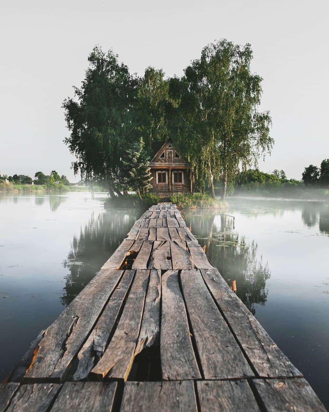 Discoveryさんのインスタグラム写真 - (DiscoveryInstagram)「House of a fisherman on an island in the middle of the lake - a great place in Staryi Solotvyno, Ukraine.   . Photo + Caption: Alexander Ladanivskyy (@ladanivskyy) . #mondaymotivation #Ukraine #pathnottaken #hiddengems #amazingplaces #lakelife #islandvibes #peaceful #homesweethome」7月6日 23時00分 - discovery