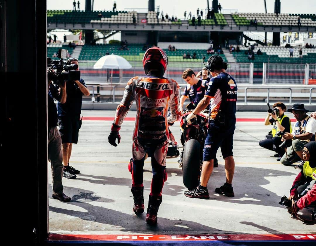 レプソル・ホンダのインスタグラム：「New week. Same focus.」