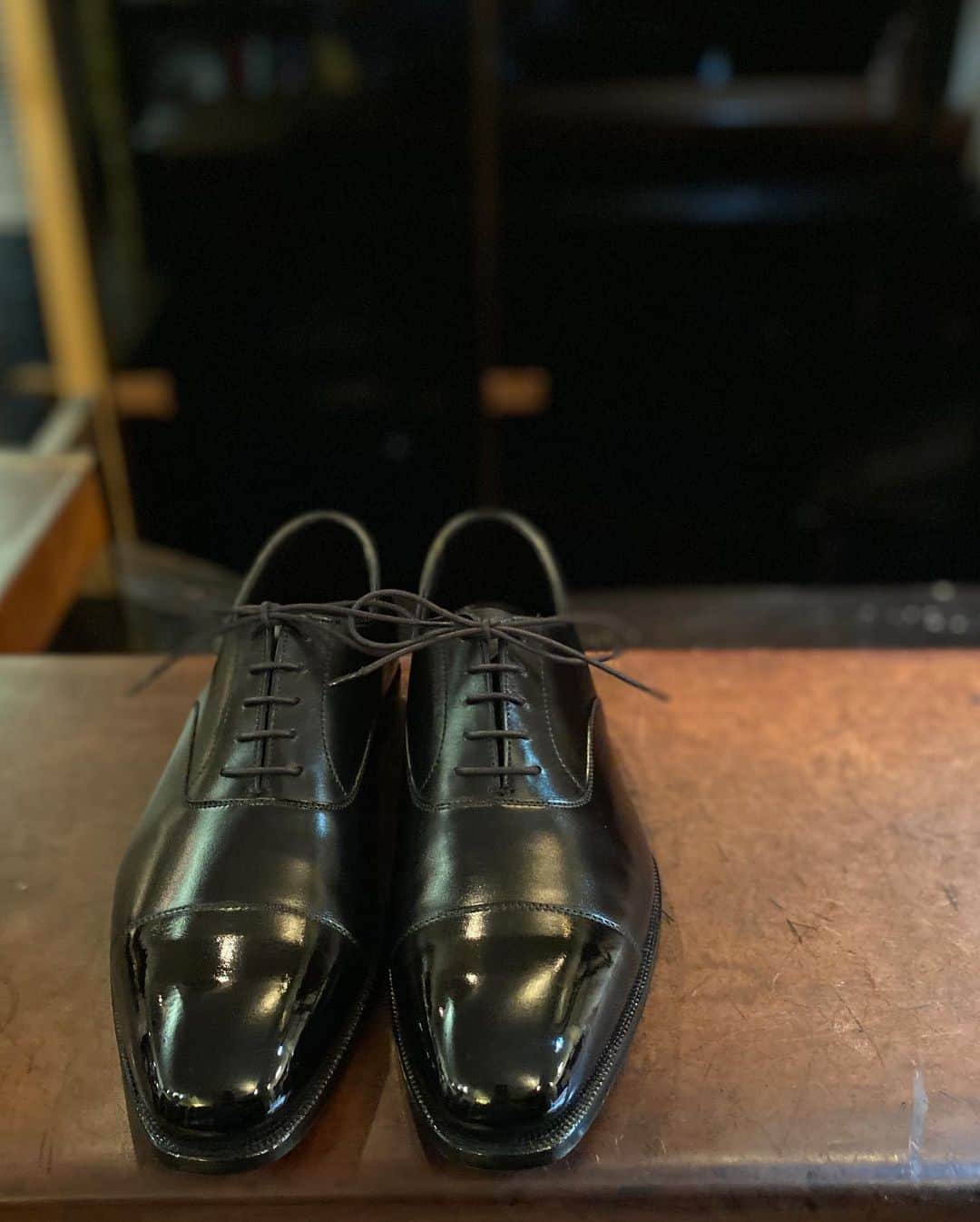Yuya Hasegawaさんのインスタグラム写真 - (Yuya HasegawaInstagram)「@crockettandjones_official  そろそろ周りが結婚しだすお年頃というお客様👱🏼‍♂️そのために良いストレートチップの靴を購入したとのことでプレメンテにいらっしゃいました✨それならばと皺入れの儀と長谷川鉄拳磨きを炸裂させてピカピカに仕上げました。これからもますます靴の沼にハマっていかれると思われます。 #crockettandjones #audrey #brifth #shoeshine #新品の磨きこそプロに託してください」7月6日 22時55分 - yuya.hasegawa.brift.h