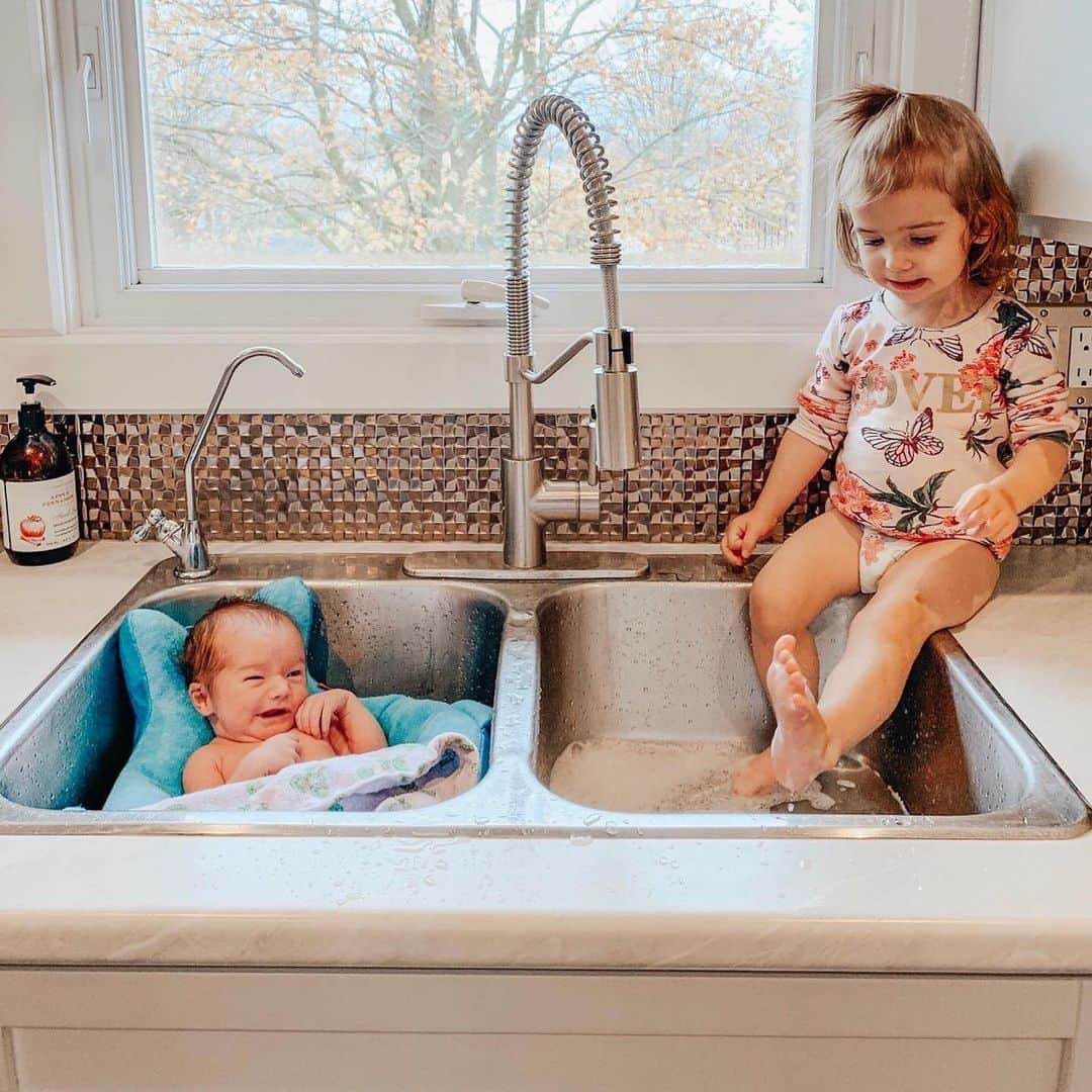 Skip Hopさんのインスタグラム写真 - (Skip HopInstagram)「Splish-splash baby's taking a bath!  We ❤️ this little cutie and their big sister helper in our Moby SoftSpot Sink Bather™! 🛀👶 Thanks for sharing @amanda._fischer!   #bathtimefun #firstbath #skiphop」7月7日 4時29分 - skiphop