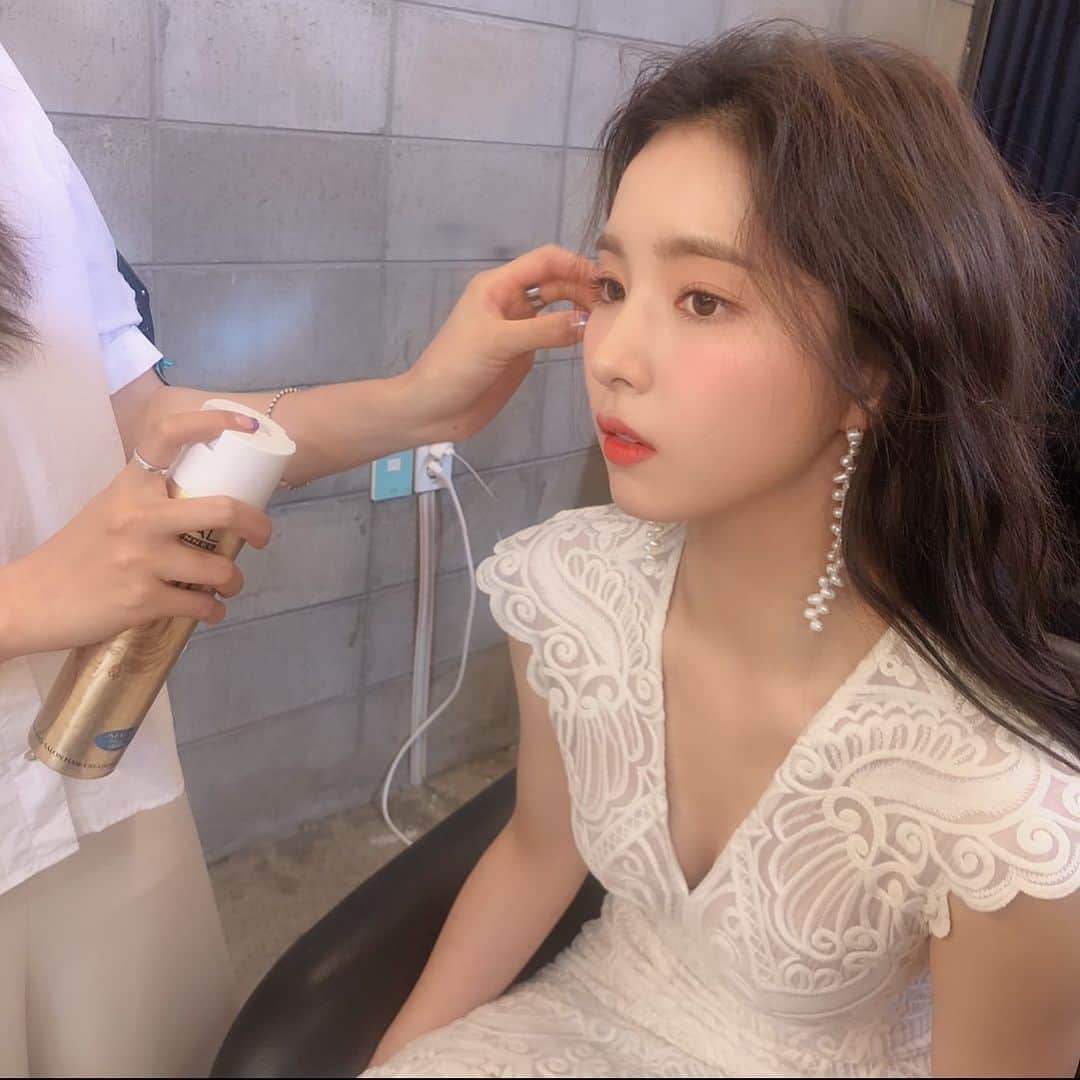 シン・セギョンのインスタグラム：「여러분 내일 밤 10시에 뭐하세요? 우리 유튜브 라이브에서 만나요❤️ (예전 사진)」