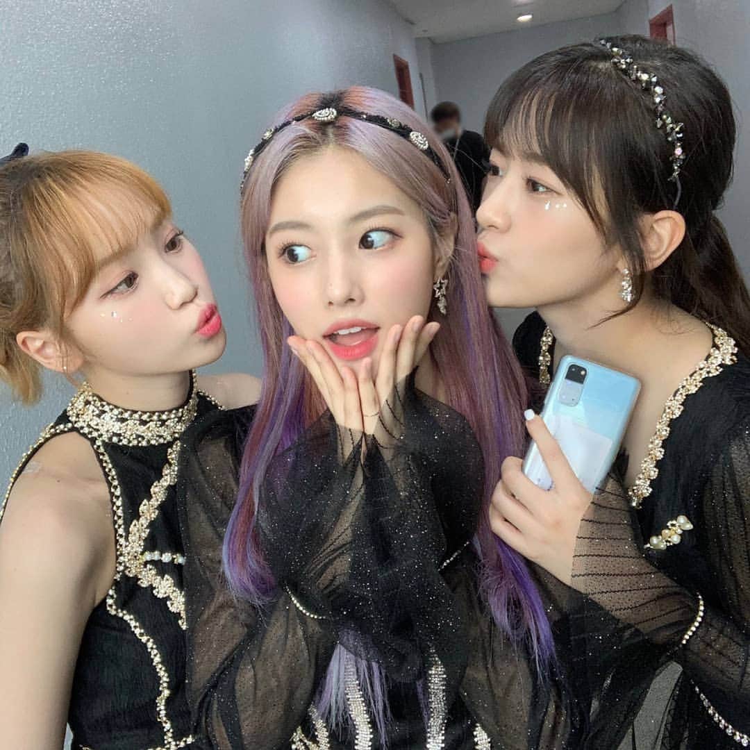 キム・チェウォンのインスタグラム：「[🥀]ㅡ; 음방 때 찍은 사진들!! 잘자🌙 音楽番組の時に撮った写真!!お休み🌙 ㅡ 200706 © izone twitter #김채원 #채원 #아이즈원 #프로듀스48 #울림 #KIMCHAEWON #CHAEWON #IZONE #PRODUCE48 #WOOLLIM #KPOP」