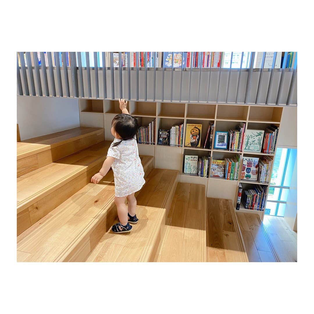 小塚舞子のインスタグラム：「わたしが本好きになったのは、祖父の影響。 記憶の中の祖父は いつも分厚い眼鏡をかけて本を読んでいる。 足が悪くてちょこちょこしか歩けないのだけれど 小さいわたしの手を引いて よく駅前の本屋に連れて行ってくれた。  本を通して知れた世界や感情がたくさんある。 それはこどもの時よりも むしろおとなになった今の方が役立っているのかもしれない。 悲しい時、逃げたい時、本が寄り添ってくれた。 寝る前に読む短編は、心をほぐしてくれる。  本の世界の扉を開いてくれたおじいちゃん、ありがとう。 一緒に来たかったな。 我が娘は、本より階段に興味がありましたよ。 おやつにパンをみっつ食べましたよ。 #こども本の森」