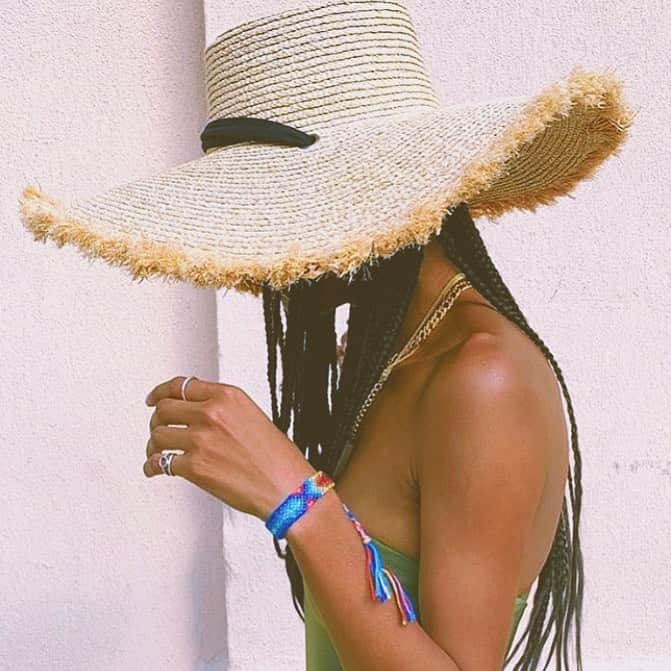 ダニジョーのインスタグラム：「Straw Hats and Friendship Bracelets 🌈 @taelorthein in the Nikki bracelet #dannijogirls」