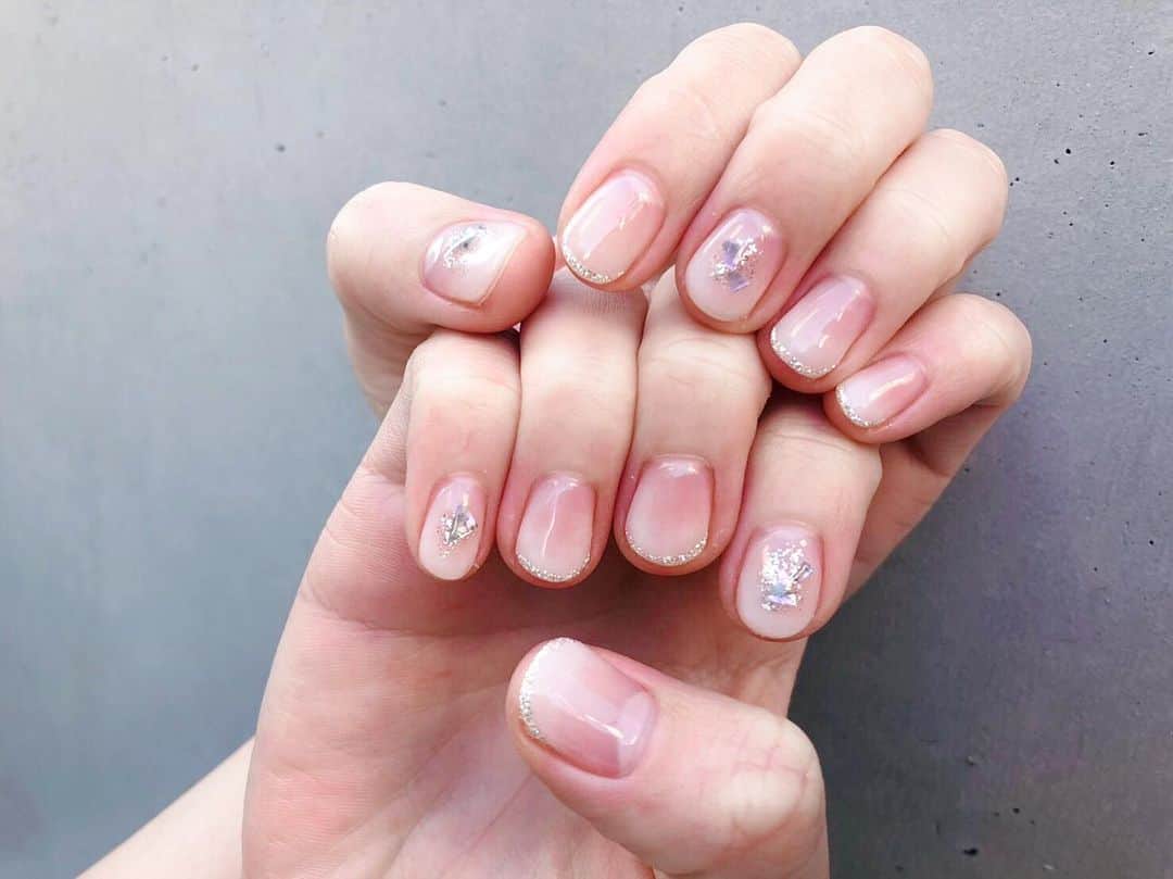 村田莉さんのインスタグラム写真 - (村田莉Instagram)「久しぶりのネイル🤍しばらくネイルしてなかったので短い💅🏻笑 担当は安定の @nails.by.hitomi まっちゃんのデザインいつも好きー🥰 シンプルだけど可愛くしてくれる😚💕 . #nail #naildesign #nailstagram  #네일아트 #네일스타그램 #ネイル」7月6日 23時22分 - murata_mari