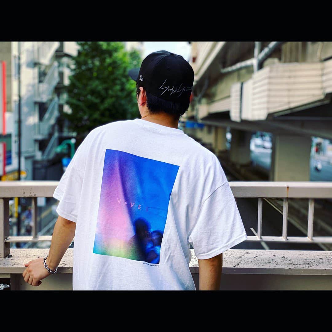 河野聡太のインスタグラム：「映画『waves/ウェイブス』の公開が7/10となったようです！ 皆さんに是非映画館で観て頂きたい作品。  作中ではたくさんの素敵な楽曲達がストーリーを彩りますが、僕が一番好きなのは“How Great” エミリーとルークの素敵なシーンで流れるのだけど、そこまでのストーリーや彼らの心情を追ってきてからの、そのシーンで、この楽曲。 素晴らしい！  #WavesMovie #7月10日公開 @wavesmovie_jp」