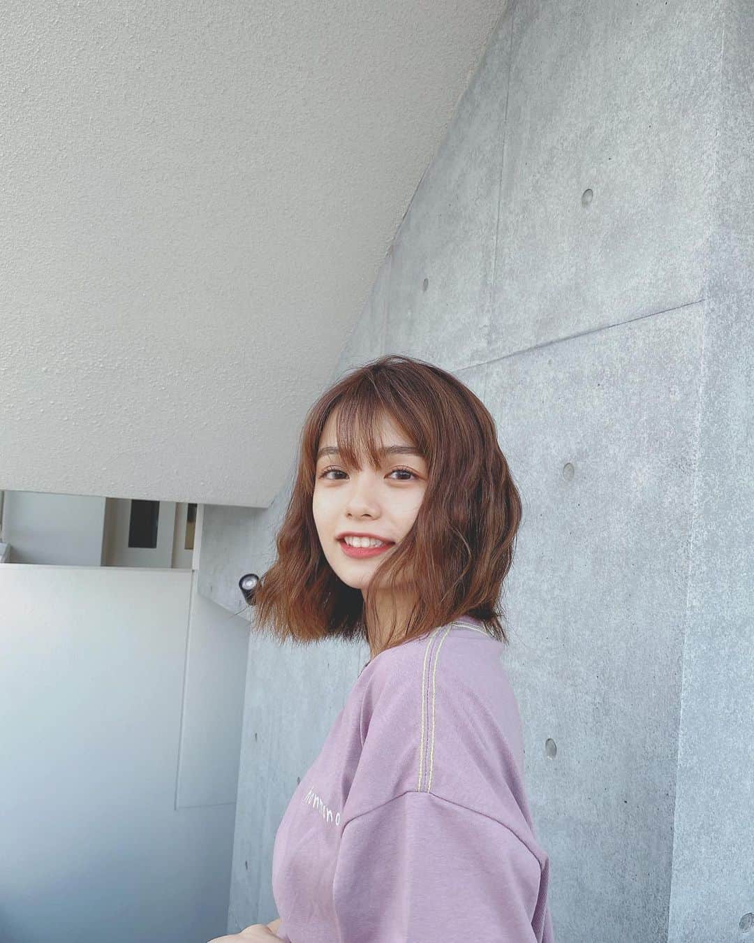 足立佳奈のインスタグラム：「黄色のラインがより可愛くしてくれてる☺︎でも男女関係なくきれるのが嬉しい‼︎ #あだちふく @y0uy0u さんのグッズTシャツだよ〜。」