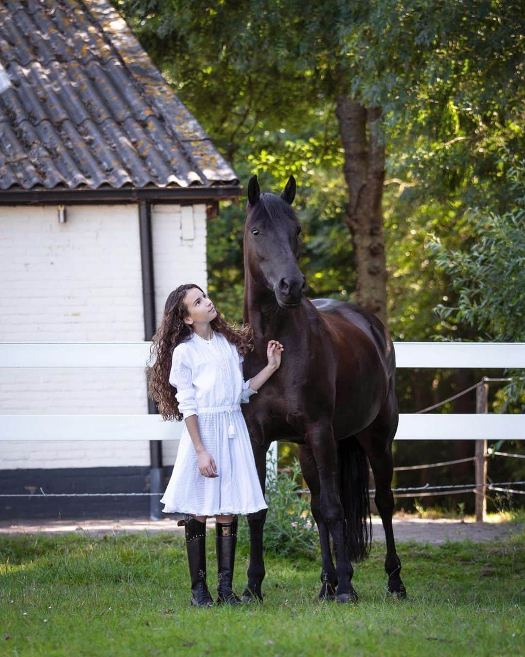 ロビン・ファン・ペルシのインスタグラム：「A little girl dreaming big 😍❤️ @vanpersiehorses」