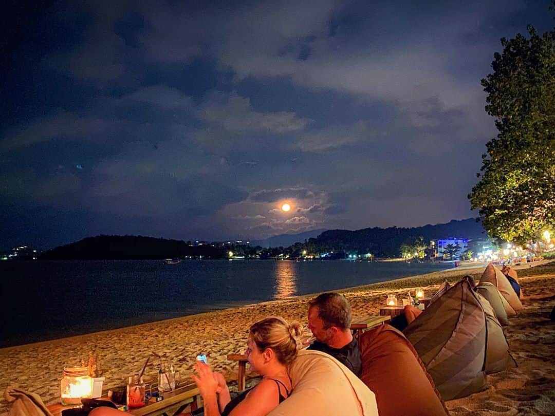 上本昌代さんのインスタグラム写真 - (上本昌代Instagram)「Romantic night💓 #romantic #fullmoon #beautifulnight #早く梅雨開けないかな #moon #drunk #mymemories #tbt #時差投稿 #thailand  #beach #🇹🇭 #goodnight」7月6日 23時28分 - masayomai