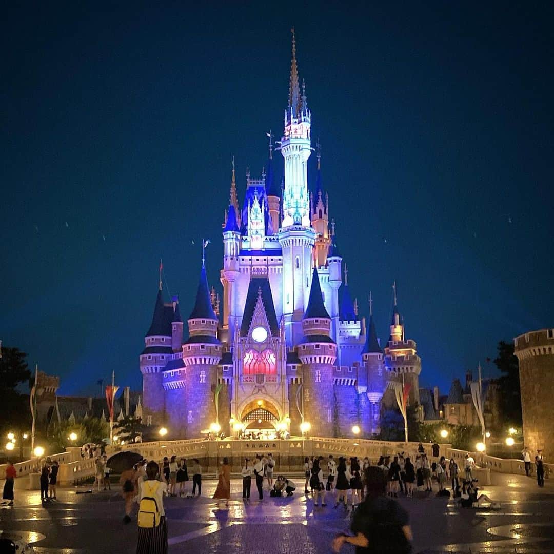 なかやまちえこのインスタグラム：「ディズニーのソーシャルディスタンス徹底が本当にすごかったです。⠀ ⠀ ✨✨✨✨✨✨💫⠀ ⠀ 定期的にアトラクションごと閉鎖して消毒もされてたり…他にもいろいろですが、⠀  ショーやパレードは無くても、とても楽しく快適に過ごせて感動でした✨✨✨⠀ ⠀ #ディズニー #desney」