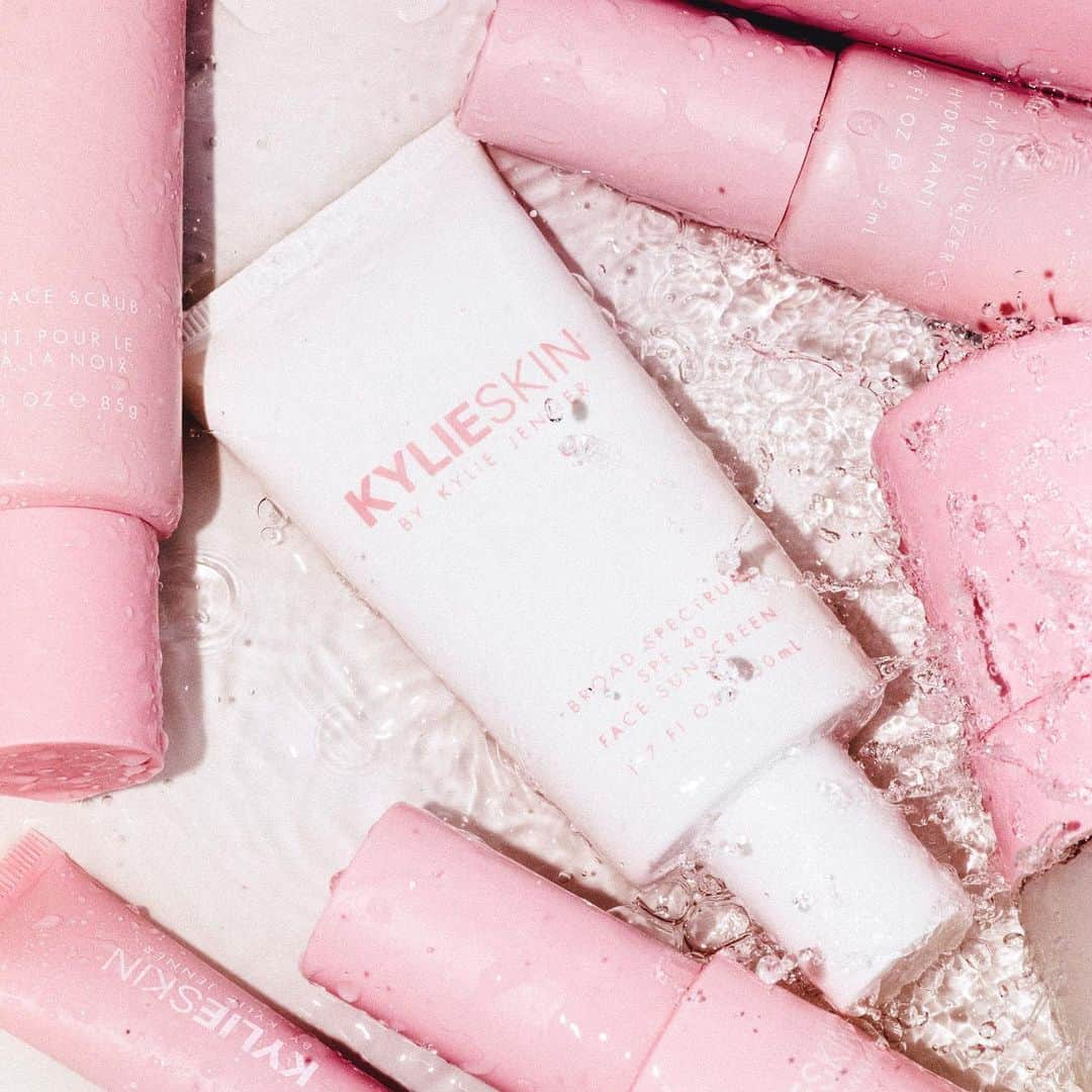 Kylie Cosmeticsさんのインスタグラム写真 - (Kylie CosmeticsInstagram)「swipe to learn why we love @kylieskin’s new face sunscreen launching in 3 days! ✨ this smoothing and invisible formula will make the perfect protecting base for your makeup 💗 7/9 9am pst on kylieskin.com」7月6日 23時38分 - kyliecosmetics