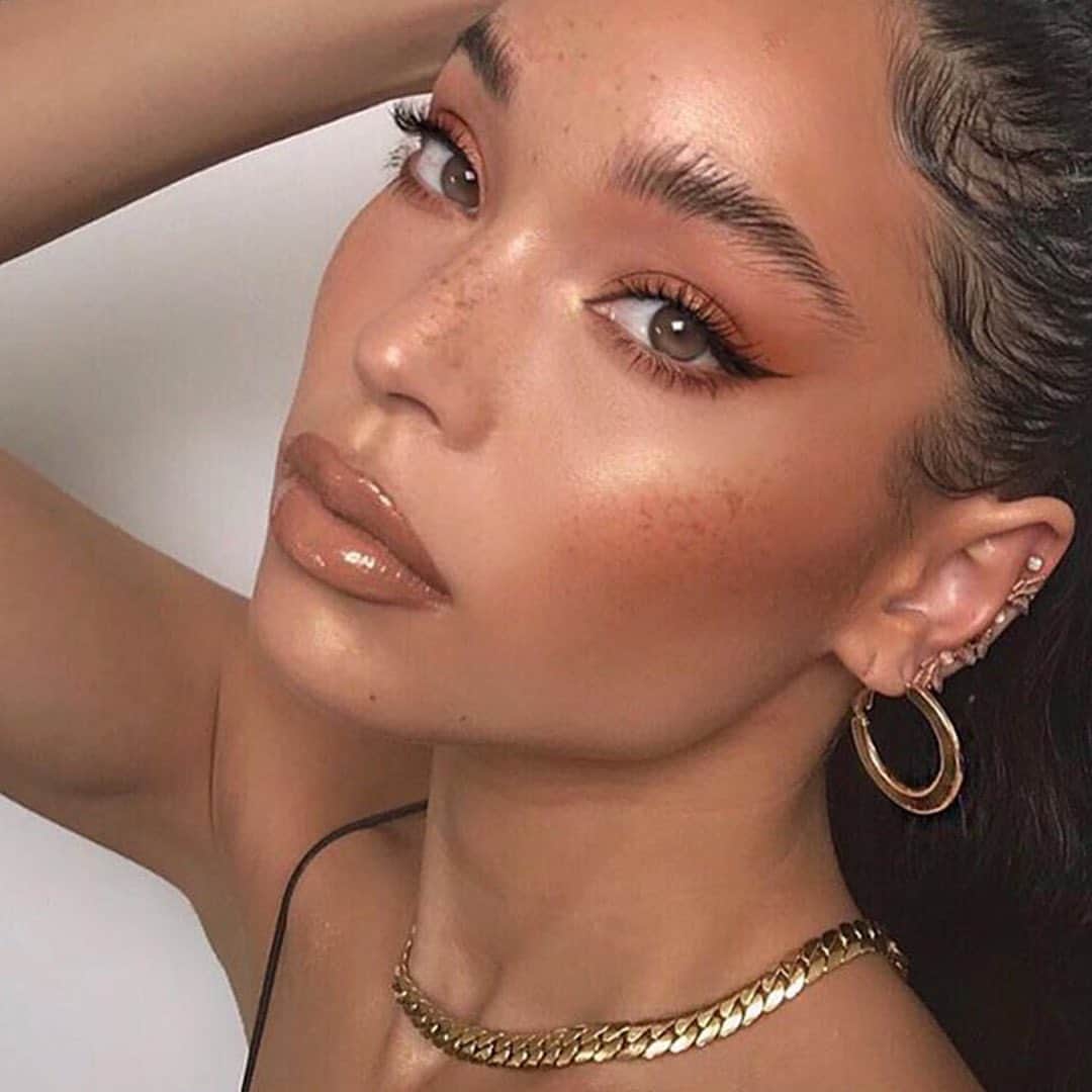 Revlonさんのインスタグラム写真 - (RevlonInstagram)「Indoor glow ✨  AKA, fake it ‘til you can safely take it outside. . Whether you’re still in quarantine or just prefer to stay out of the sun, #SkinLights Prismatic Bronzer is legit.  . @alissajanay is radiant in shade Gilded Glimmer (120).」7月6日 23時42分 - revlon