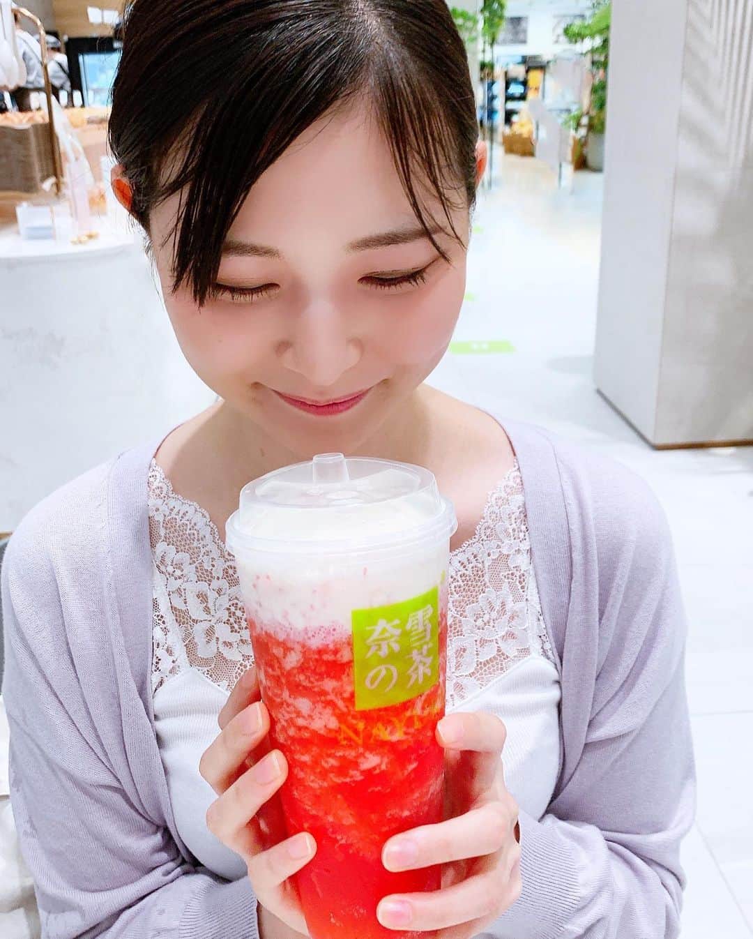 youのインスタグラム：「招待していただきました🙆‍♀️  いちごチーズティー🍓🧀 チーズフォームがふわっと軽くて、スフレ感❗️ 自然ないちごとジャスミンの香りがとても合う。美味しい。うまいの一言。  魔法棒チョコレート しっとりふわふわのパンにチョコクリームとオレオで重いのかなあと思ったけど、全然しつこさがなくて甘いのにくどくない。ぱくぱく食べれて気付けば無くなってた😭  抹茶クリームパン 抹茶クリームが入ってるのですが、めっちゃ抹茶。外にまぶされた抹茶がちゃんと苦味ある期待してた抹茶でした。抹茶好きにはたまらない抹茶感。めっちゃ抹茶。 何度も言う、めっちゃ抹茶。  #奈雪の茶 #道頓堀 #cafe #大阪グルメ #大阪カフェ #大阪スイーツ #大阪タピオカ #フルーツティー #フルーツ　#パン#osaka #kyoto #有償モデル  #撮影会モデル #撮影依頼受付中 #ポートレートモデル　#フリーモデル関西 #フリーモデル #サロンモデル　#大阪 #京都　#サロンモデル　#portrait」