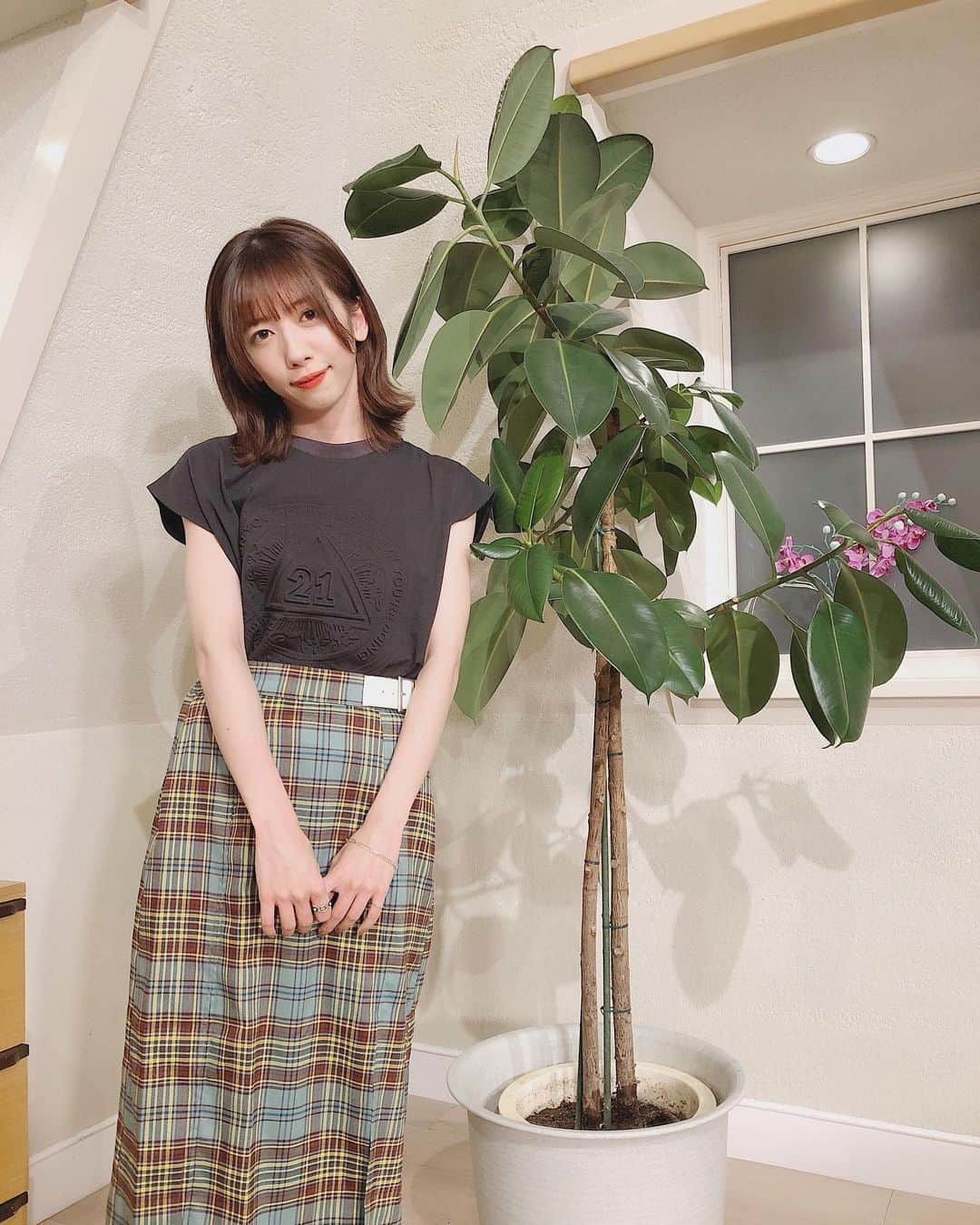 真山りかさんのインスタグラム写真 - (真山りかInstagram)「.﻿ ﻿ 観葉植物の横に立ったら﻿ なんか情報番組感でた😂﻿ ﻿ #ニコs﻿ #ありがとうございました﻿ ﻿ #まやまにあ﻿ ﻿ .」7月7日 0時00分 - ma_yama_official