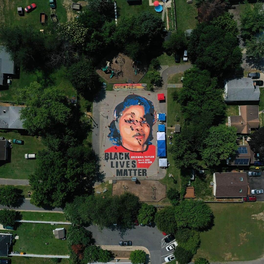 TIME Magazineさんのインスタグラム写真 - (TIME MagazineInstagram)「A large mural of Breonna Taylor, as seen from a drone, is painted alongside Black Lives Matter at Chambers Park in Annapolis, Md., on July 5. Taylor, a 26 year-old Black woman, was shot and killed in her Louisville home in March by police officers executing a "no-knock" warrant as part of a narcotics investigation. No narcotics were found at the home. In June, one officer involved in the shooting was fired and the Louisville Metro Council unanimously voted to ban "no-knock" warrants in the city, naming the new policy "Breonna’s Law." The mural was organized by Future History Now in partnership with the Banneker-Douglass Museum and the Maryland Commission on African American History and Culture. Photograph by @patricksmithphotos—@gettyimages」7月6日 23時57分 - time