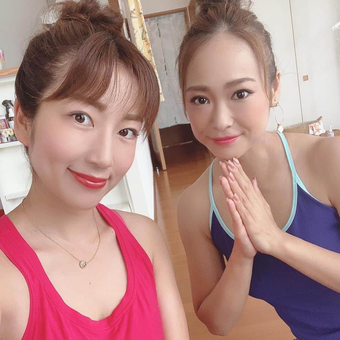 庄司ゆうこさんのインスタグラム写真 - (庄司ゆうこInstagram)「今日はYouTube撮影でゲストにもっちーを呼んでレッスンしてもらいました🤗✨撮影後はスタジオにいたえみちゃんも一緒に久々の3人ランチ💓 話す事盛り沢山で楽しかったぁ💖 手と足のネイルも夏らしくブルーにしたよー🤗 ネイルチェンジすると気合いが入る‼️ 今月も楽しみな予定がいっぱい🥰 全力で楽しもーっ😍 #ヨガ#ヨガポーズ#ペアヨガ#ヨガインストラクター#ポジティブスターヨガ#恵比寿ヨガ#youtube#撮影#チャンネル登録お願いします#ネイルチェンジ#ネイル#夏らしく#ブルー」7月6日 23時58分 - yuko.shoji