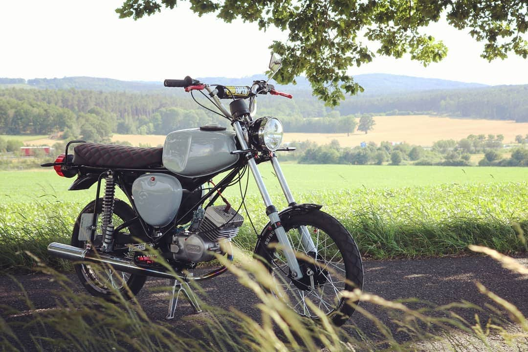 ロバート・バウアーのインスタグラム：「#simson #neuaufbau #simsontuning #ddr #s51 #s50 #grau #rot #nature #canon」