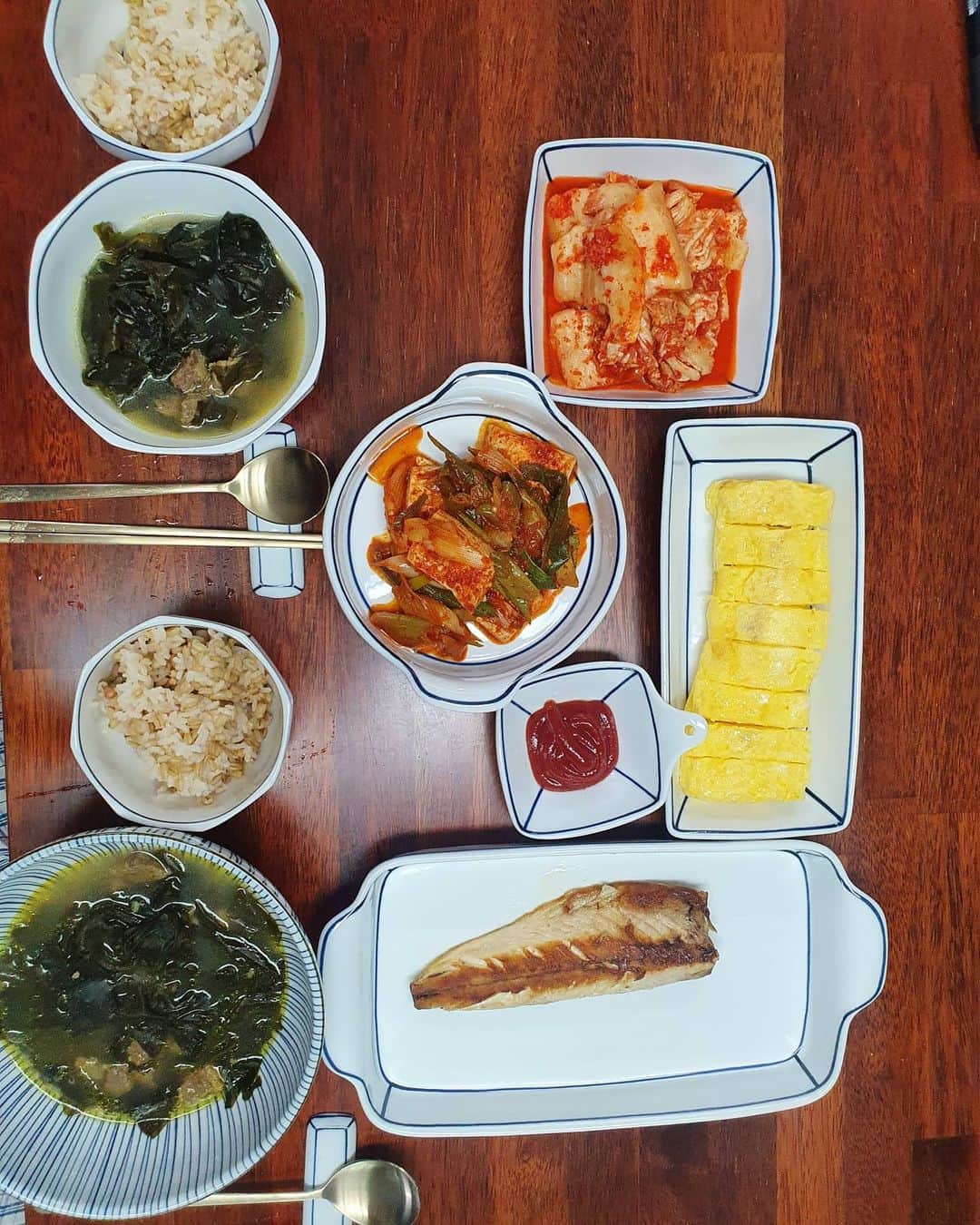 パク・ジュヒョンのインスタグラム：「결혼 후 첫 생일상. 감사하고 또 감사하고 존경하고 사랑합니다.  축하해주신 모든 분들 감사해요.」