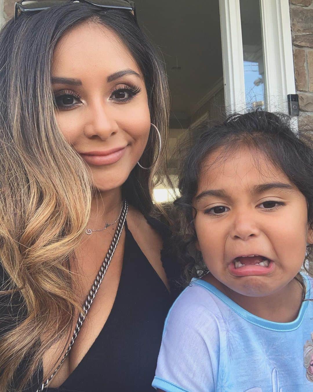 ニコール・ ポリッツィのインスタグラム：「Two types of girls 😩🤞🏽#MyBestie」