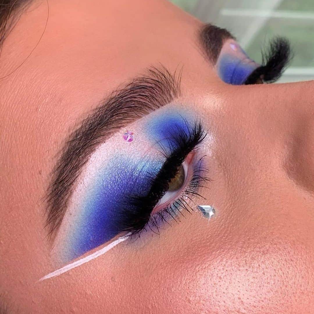 Jeffree Star Cosmeticsさんのインスタグラム写真 - (Jeffree Star CosmeticsInstagram)「Blue Monday 💙 @iselinmakeup created this look using our #bluebloodpalette 💎 #jeffreestarcosmetics」7月7日 0時03分 - jeffreestarcosmetics