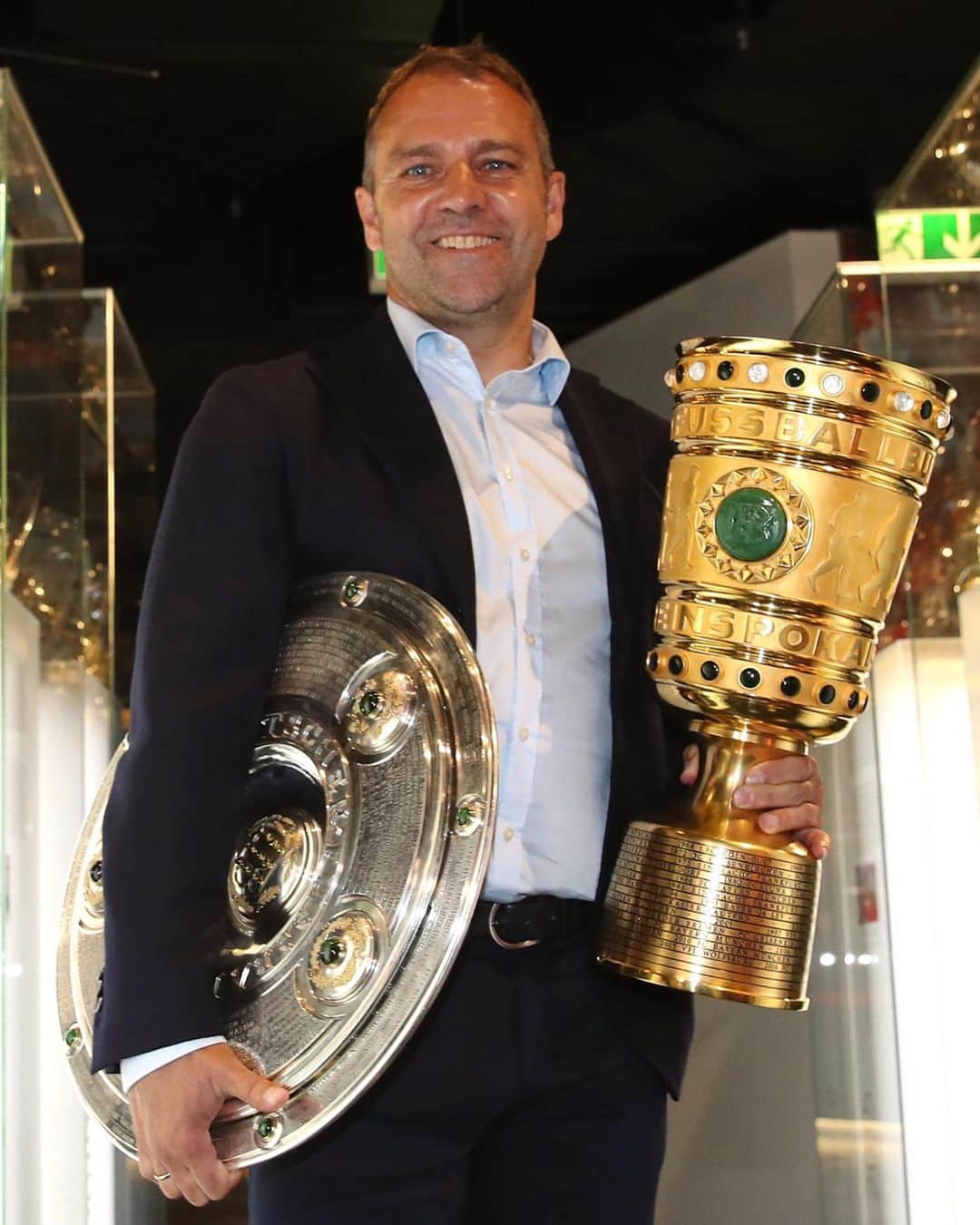 バイエルン・ミュンヘンさんのインスタグラム写真 - (バイエルン・ミュンヘンInstagram)「Head coach Hansi #Flick placed our two trophies in the club museum today! 🏵 🏆   #MEI8TER #20in2020 #MiaSanMia #Bundesliga #DFBPokal」7月7日 0時06分 - fcbayern