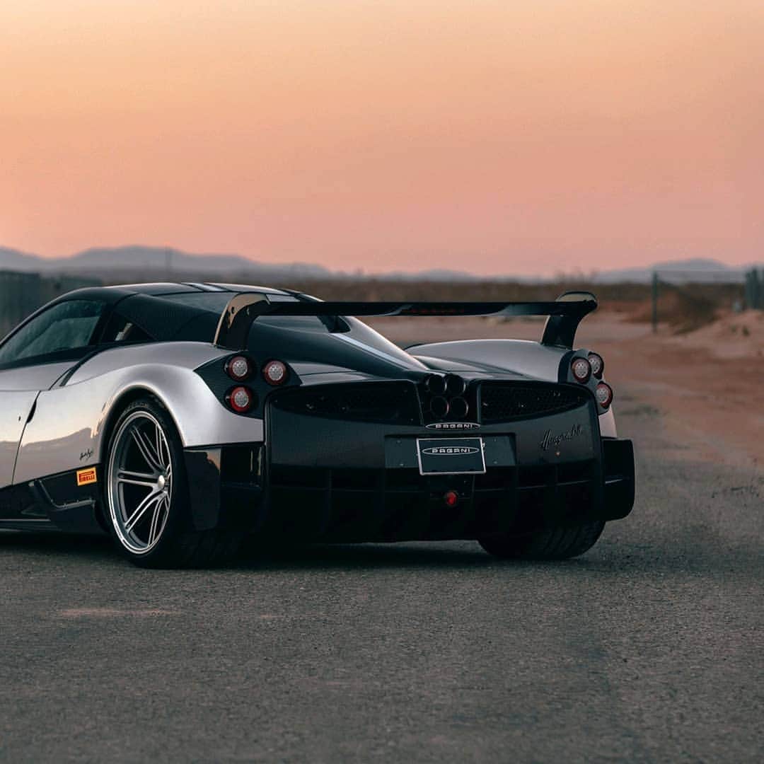 パガーニ・アウトモビリのインスタグラム：「Charming and sleek, the Huayra BC is a track-focused hypercar where no details have been overlooked. ⠀ #hittheroadagain⠀ #pagani #huayra #huayrabc」