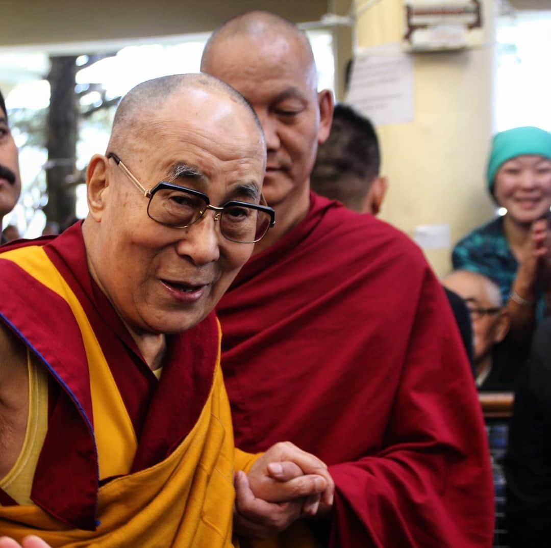 Leslie Camila-Roseのインスタグラム：「Happy birthday to His Holiness The Dalai Lama. 85 years of pure Love, compassion and activisme...Constantly learning and teaching. What a beautiful life on the earth.  5 years ago, I had the chance to celebrate his 80th birthday while he was visiting California... I will never stop seeing him as one of my biggest inspirations.  Thank you for the wisdom.  Photos taken by me 💁🏻‍♀️ during his teachings in Daramshala, India last year. One of the key moments of my short life.   #buddhismteachings #dalailama #dharamshala #india #buddhisttemple #mcleodganj」