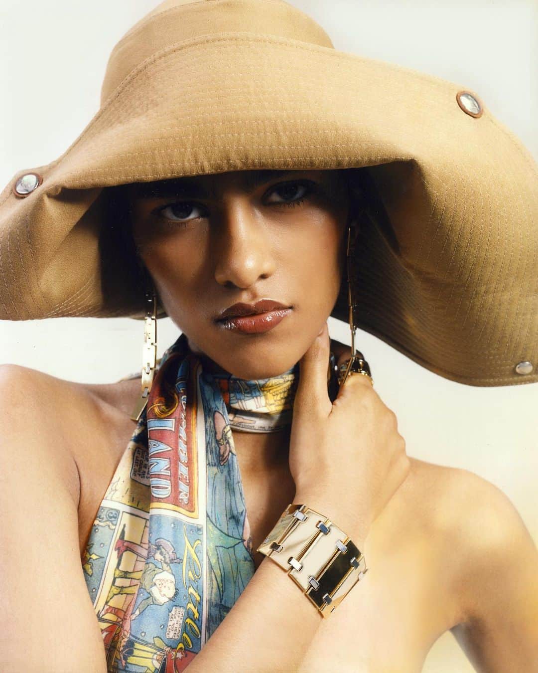 ランバンのインスタグラム：「#LanvinSS20 hat, Little Nemo silk scarf & Gourmette earrings and bracelet, now available via link in bio and in stores.  #LanvinAccessories  #LanvinJewelry  #Lanvin  Courtesy of @valentinbgiacobetti」