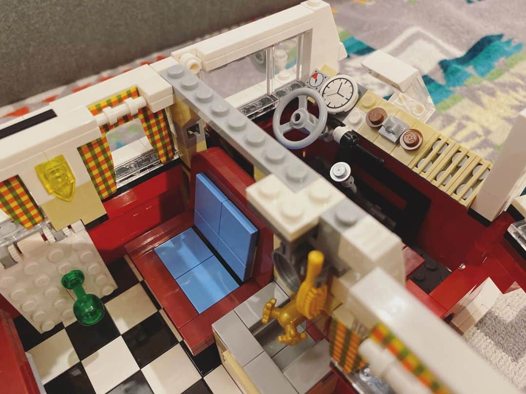 石川龍のインスタグラム：「もうちょっとで完成しそうなLEGOワーゲンキャンパーバン。 外から見るだけだとわからない細部の装飾が凄すぎて感激強い。 ・ 109/116工程。 ・ #レゴ #lego #フォルクスワーゲン #volkswagen #legocreators」