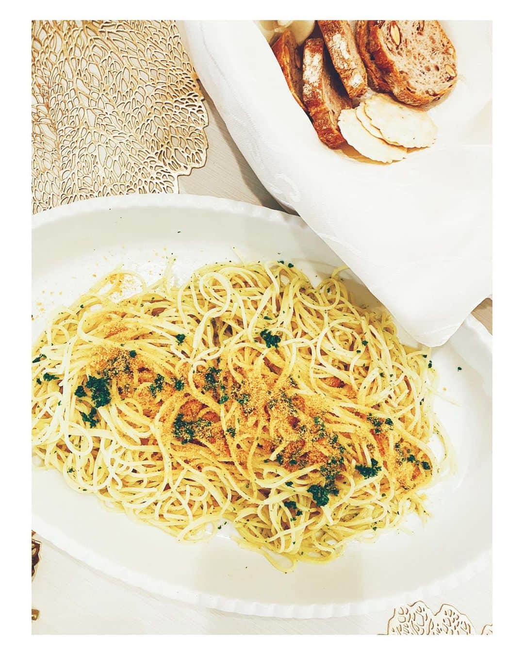 遠海まりこさんのインスタグラム写真 - (遠海まりこInstagram)「唐揚げパーティー　fried chicken party ﻿ ———————————————————————﻿ ﻿ ﻿ ﻿ ﻿ ﻿ ﻿ ﻿ 週末は親友宅での唐揚げパーティー。 今年で彼女に出会ってから20年。﻿ 化粧をするようになったのも料理をするようになったのも彼女のお陰。 ありがとう。  #bottarga #pasta #friedchicken #party #homeparty #friendstime #bestfriend #tablesetting #唐揚げ #唐揚げパーティー #ボッタルガパスタ #カラスミ ﻿#ありがとう #honig #honigwine #napavalley #napawine #napa #wine #redwine」7月7日 0時16分 - marikotohmi99