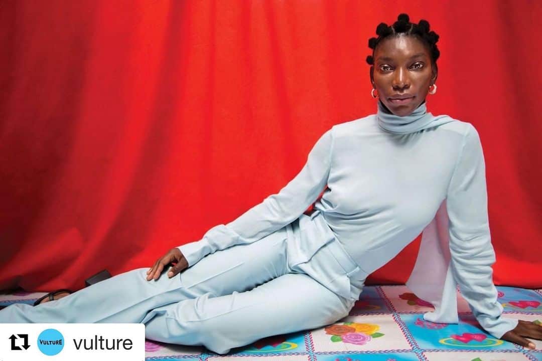 ジェニファー・エスポジートのインスタグラム：「LINK IN BIO THAT IS A MUST READ!!!!!!!! 1000% over to what she said 👇🏼. Do it yourself!  If you haven’t seen this show you should. It’s so good.  #Repost @vulture with @get_repost ・・・ Michaela Coel wrote 191 drafts of I May Destroy You, her sprawling, 12-episode HBO-BBC series that fictionalizes the story of her sexual assault. The series feels possible only because now, at the age of 32, Coel is in full creative control as its showrunner, director, star, and writer. “A part of me yearns to give people their right to life,” Coel says. “To live it, to not have the barriers, to not marginalize, to dare to let go of your power and see what happens." At the link in bio, read @e_alexjung's cover story on how Michaela Coel went from open-mic nights to making the most sublimely unsettling show of the year. 📸: @ruthossaistudio」