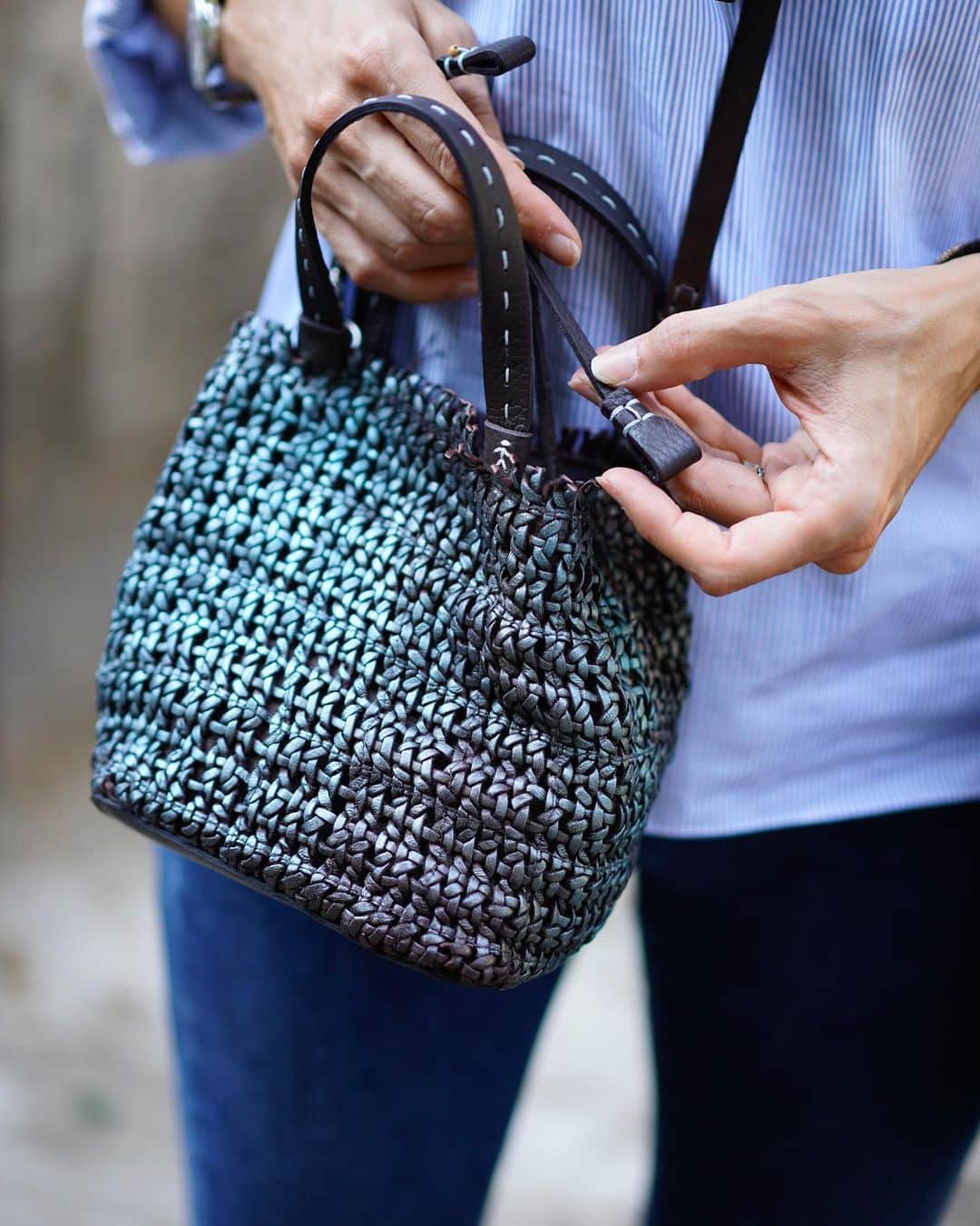 エンリーベグリンのインスタグラム：「Beautiful turquoise woven style with our #HenryBeguelin Daria M Intreccio and Secchiello M Intreccio bags 💙 #HBSS20」