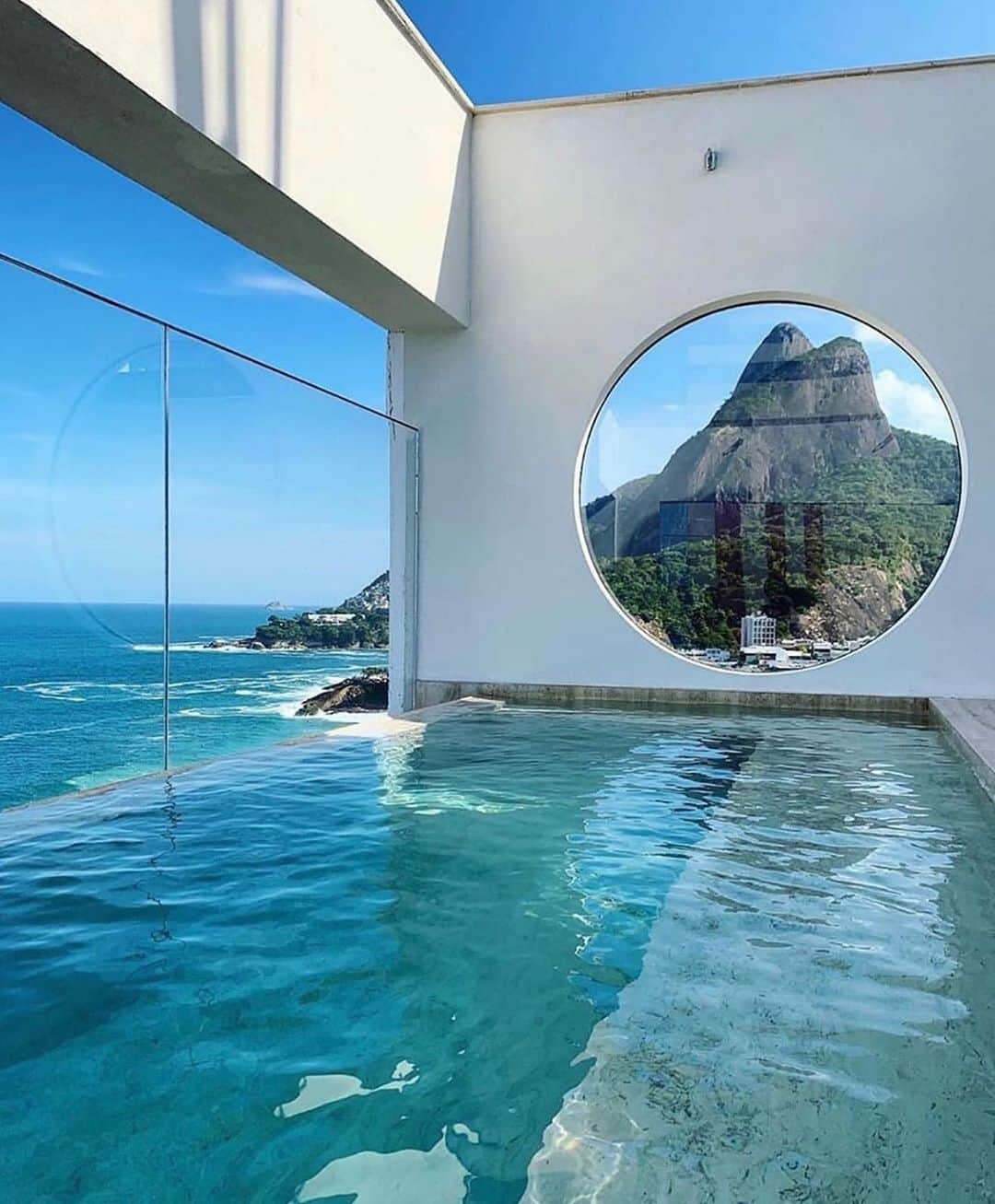 bestvacationsのインスタグラム：「Tag who you’d swim with! Rio de Janeiro, Brazil 🇧🇷 By @freirejoao #BestVacations」