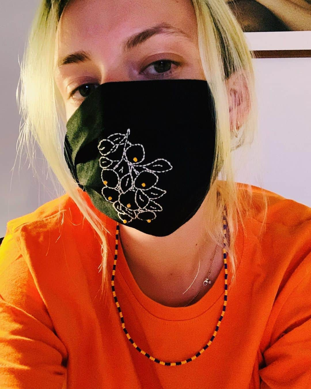 ハイテ・ヤンセンのインスタグラム：「Trying to spice up the ‘new normal’ by pimping my masks 🧡 #I’msmiling #wait #amI? #🤡 #🔪」