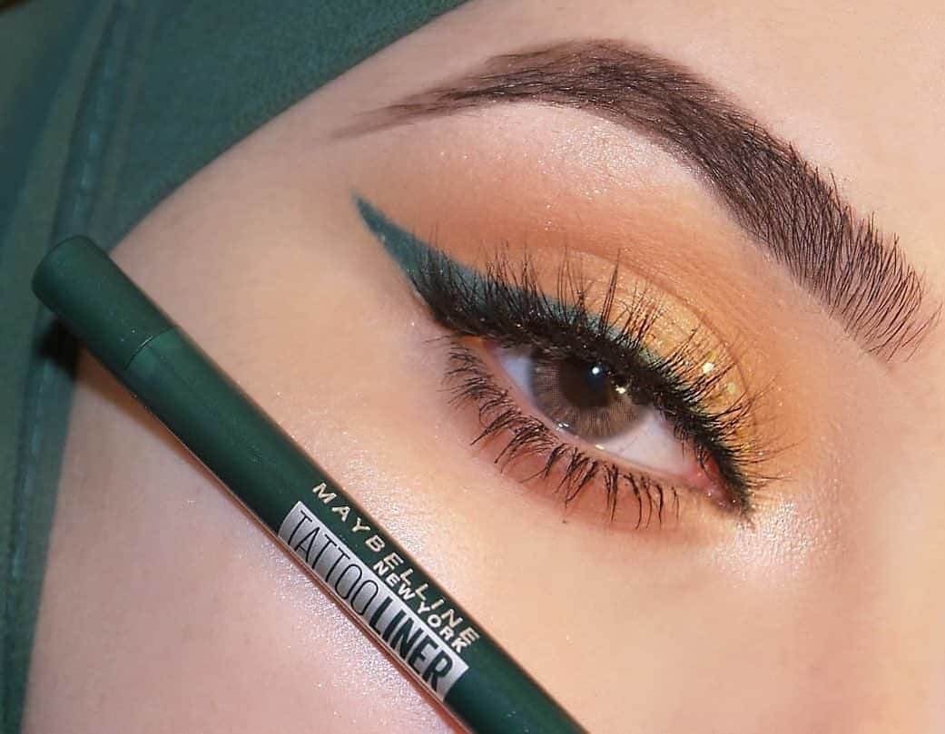 Maybelline New Yorkさんのインスタグラム写真 - (Maybelline New YorkInstagram)「@by.habiba🇫🇷 in our #tattooliner shade ‘Intense Green’. We love how easily these waterproof pencils glide on for color that lasts up to 36 hours! Visit Maybelline.com to see which shades are available near you! #mnyliner #regram @maybelline_fr」7月7日 0時29分 - maybelline