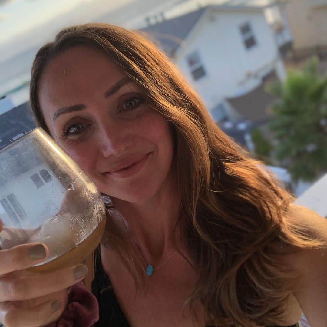 クリスティン・ヒルデブランドのインスタグラム：「Turned 35 last week😊! This year has been really reallyyy hard so far for lots of reasons were all aware of. And we’re about to move  across the country with a toddler in t minus 2 weeks so that’s gonna be insanity🤪 but my birthday was a small slice of heaven — thanks to my dude swooping me up and spoiling me for 2 days😭. To which Rhett reacted when we got home from our little getaway saying: “so happy to see you, Mama. Sorry dada took you away” 😂😂😂😂. But anyway, thank you guys too (!!!) for all the birthday love you sent my way. Sending a huge hug to you ALL. 🖤」