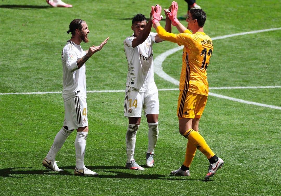 ティボ・クルトゥワのインスタグラム：「🙌🏼 #HalaMadrid 🤍」