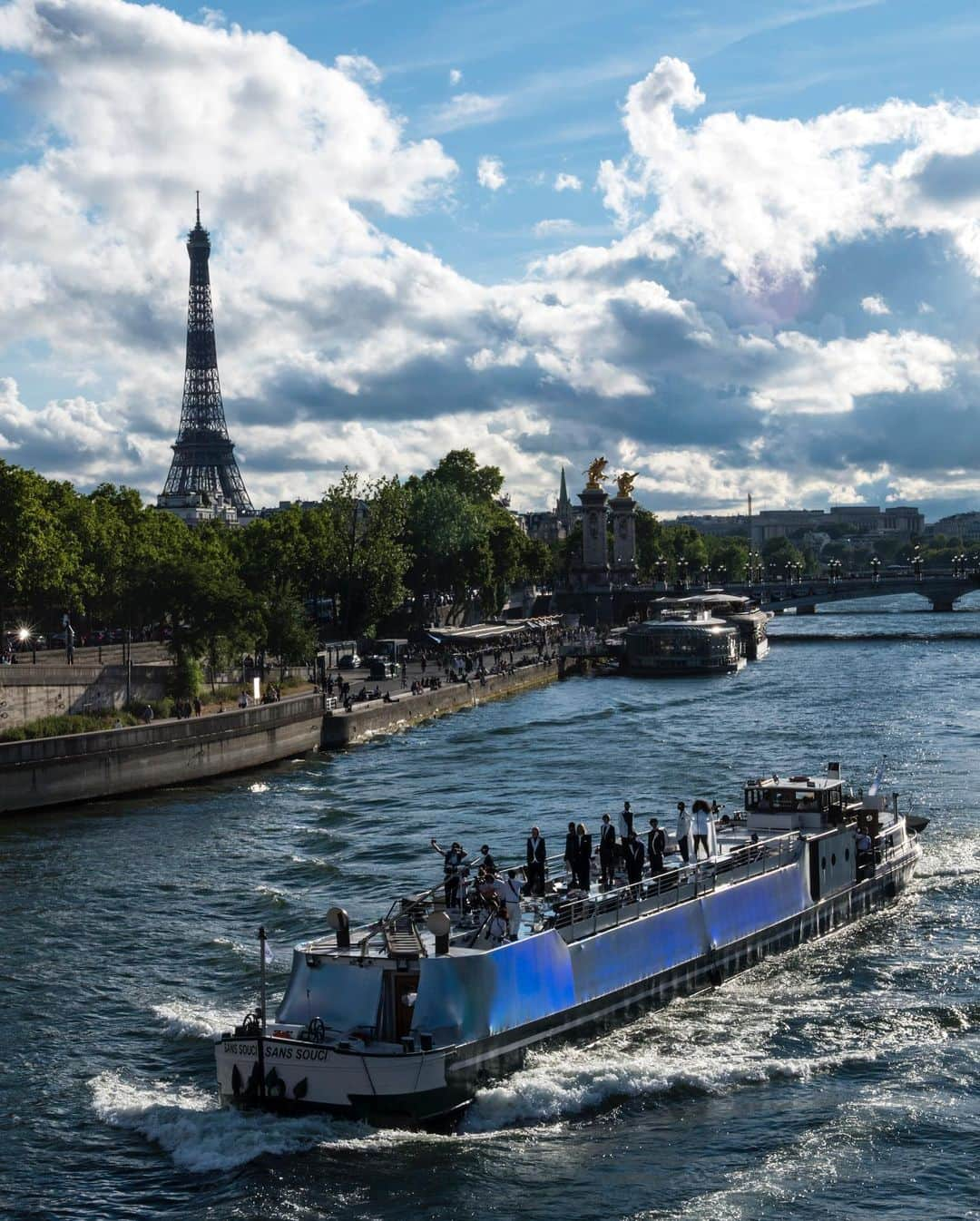 Vogue Italiaさんのインスタグラム写真 - (Vogue ItaliaInstagram)「@Balmain’s Creative Director @Olivier_Rousteing took his new #Balmain show to the Seine yesterday afternoon, showing archival pieces along with new women’s and men’s collections. Watch more about the #BalmainSurSeine event in Stories and via link in bio and stay tuned for more contents from the digital Paris Haute Couture Week.」7月7日 0時44分 - vogueitalia