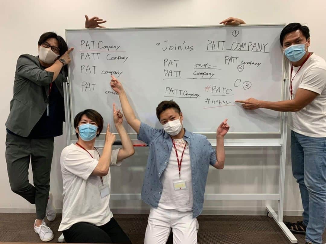 小柳心のインスタグラム：「先ほどは急に投稿しちゃったんですけどね、まあ何をしてるって話をまとめると。 . 「生配信中に演劇作りたくね？って言ったら大人（Marvelous!さん）に刺さってほんとにつくれることになった」 . って話なんですわ。 しかも . 「生配信で始まったことなんだから、出来る過程生配信しちゃいなよ」 . ってことなんですわ。 やばくないこの発想と速度感。震える。震えている。 . そして初回放送が終わりまして、いやはやついに始動しまして、ついにユニット名も決まりました。 . ほんとマジでこんな感じで決まってくんです。 ユニット名が決まるとロゴでしょ？HPとか事務的なことでしょ？ でそれと同時進行で台本作って、それとキャスティング、スタッフィング等など。 . やること盛りだくさん！嗚呼楽しい！ . 一緒に舞台をつくりあげましょう！ 俺たち！PAT Company!! . #パトカン . . 詳細は例のごとく プロフィール→twitter フォロワー5000人いったらストーリーにリンクが張れるようになるらしい もっと頑張る！」