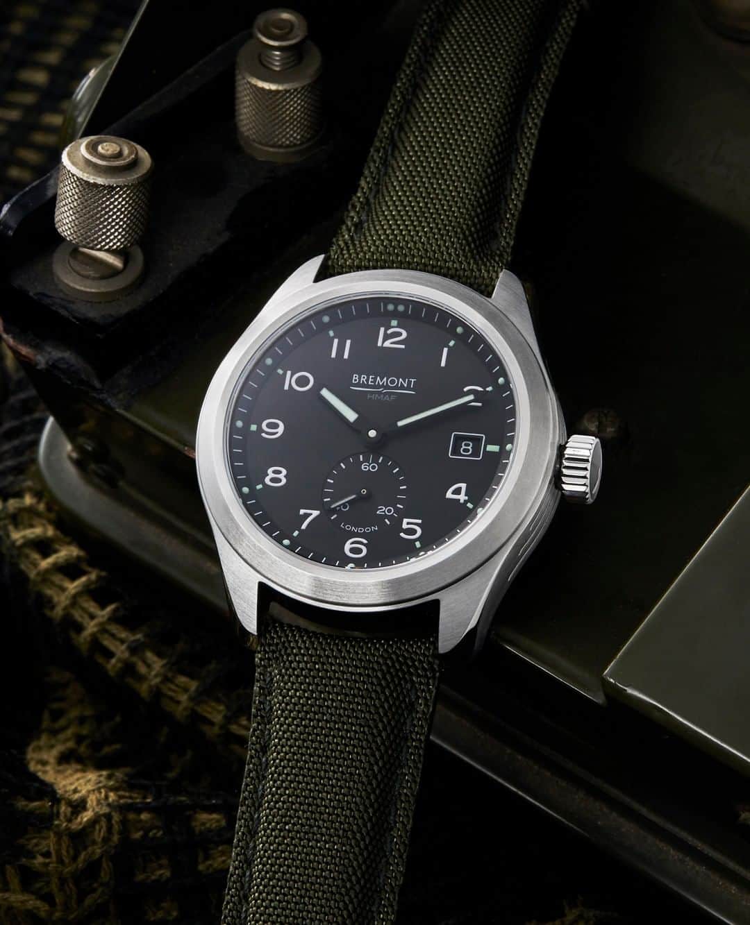 のインスタグラム：「The Bremont Broadsword pays homage to the heritage of the British Army.⁠ ⁠ Part of the Armed Forces Collection alongside the Arrow and the Argonaut, the Broadsword features a contemporary take on the three handed ‘Dirty Dozen’ watch design, and houses the chronometer rated BE-95-2AV movement inside its two-piece 40mm hardened steel case as well as a sub-seconds hand at 6 o’clock.⁠ ⁠ Tap the image to find out more.⁠ ⁠ #MilitaryMonday #TestedBeyondEndurance #army #royalairforce #soldier #navy #militarywatch #BritishEngineering #vintage #WW2 #Bremont #vintagewatch #classicwatch」