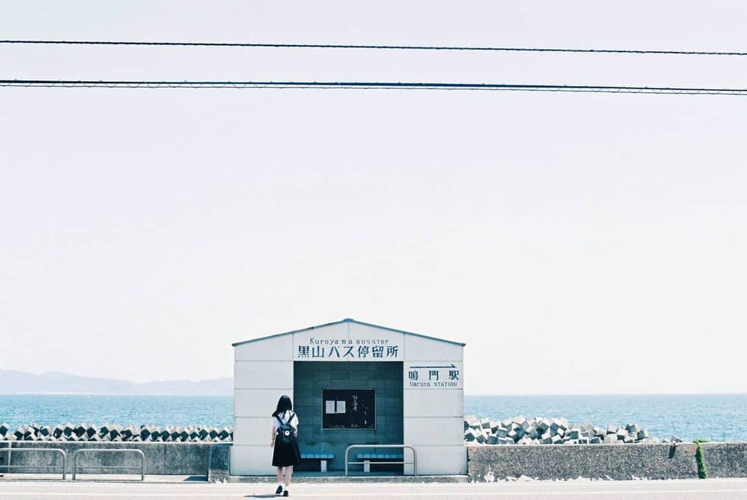 岩倉しおりさんのインスタグラム写真 - (岩倉しおりInstagram)「海の見えるバス停」7月7日 0時42分 - iwakurashiori