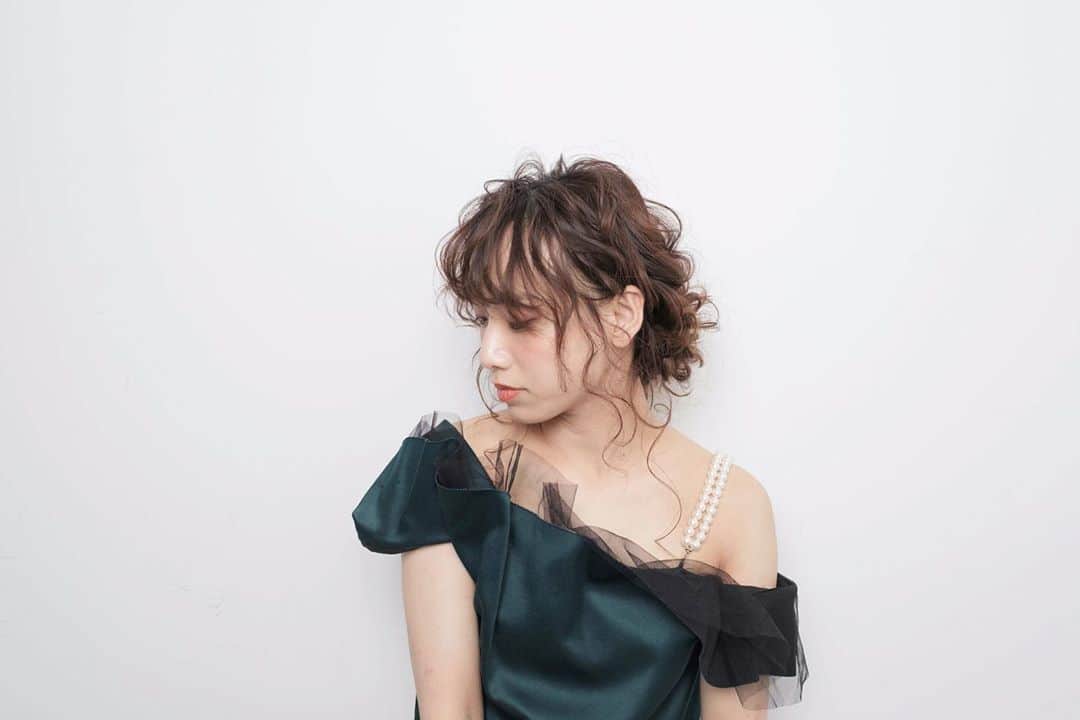RabichePowのインスタグラム：「第一回リモートセミナーのスタイル♡ . 頭の中で思い描いたもの 作りたいものを そのままカタチにできる喜び♡ . どうやって作ってるのか まず想像してみる事で 何通りものプロセスがあって . その中に、また次のヒントが眠ってる♡ . 最近ライブ配信でよく沖縄の話をするからか ダイビングとかのイメージがあるのか、、、 . 嬉しい事に沖縄のイメージがついてきたのか😂 . 沖縄の皆さんから沢山DMや セミナーのお問い合わせを頂き嬉しいです♡ . 関西はコロナも落ち着いたように思いますが 沖縄のみなさんが 安心して迎えて下さるようになる時期を見て 必ず開催したいと思います♡ . その際は是非よろしくお願い致します😊 . #rabichepow#ラビッシュポー#ヘアメイク#セットサロン#出張ヘアメイク」