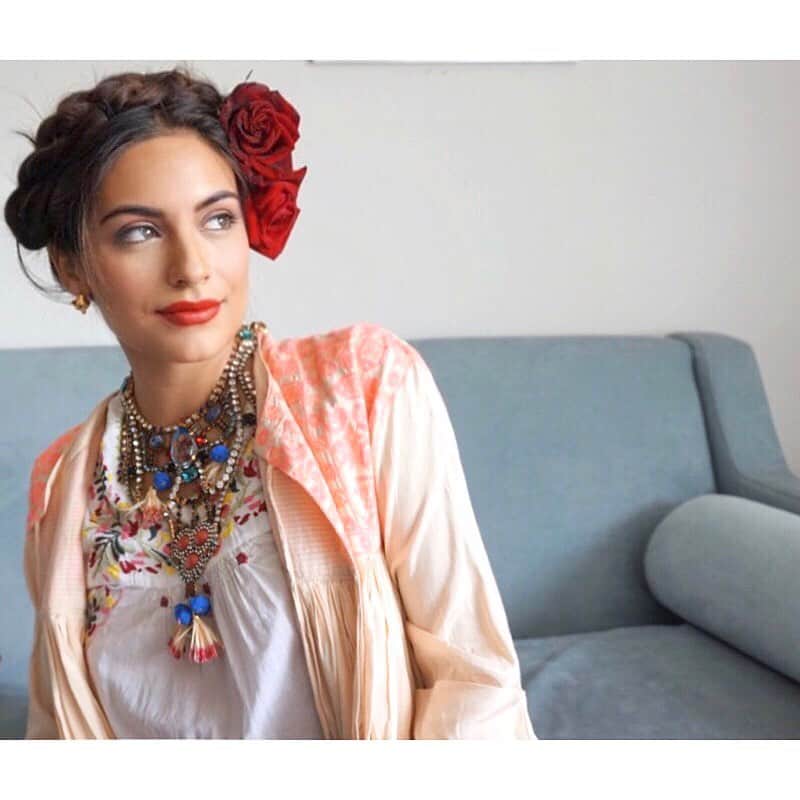 Ana Brenda Contrerasのインスタグラム：「El arte más poderoso de la vida es hacer del dolor un talismán que cura. ¡Una mariposa renace florecida en fiesta de colores!"   Feliz cumpleaños , Frida ... Friducha 🦋🥀🌵   “The most powerful art is to make pain a talisman that cures. A butterfly is reborn in a festival of colors!”   Happy Birthday Frida, Friducha 🦋🥀🌵  @fridakahlo」