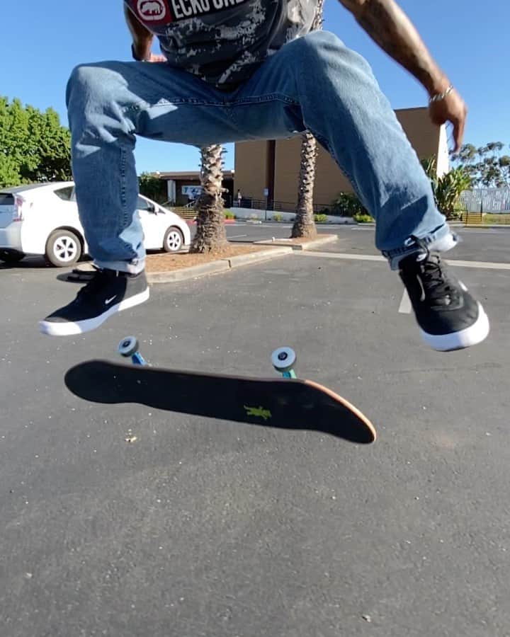 マニー・サンティアゴのインスタグラム：「Some secrets on how I Nollie Flip on stompsessions Tutorial. 🗣 Trick Challenge is on this month. Upload your Nollie Flip clip to Stomp’s Free Video Analysis. I’m picking the best one July 20th. Stomp Sessions will be posting it.  Check out @StompSessions for more videos! 💚🔥」