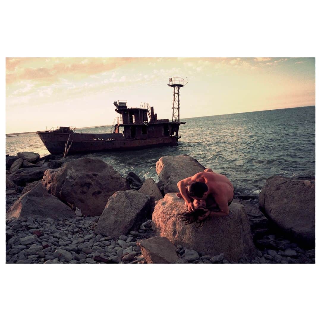Magnum Photosさんのインスタグラム写真 - (Magnum PhotosInstagram)「Along the Western shore of the Caspian Sea. Republic of Dagestan. Makhatshkala. Russia. July 2000.⁠ .⁠ © @thomasdworzak/#MagnumPhotos⁠ .⁠ #WorldKissingDay 💋」7月7日 1時01分 - magnumphotos