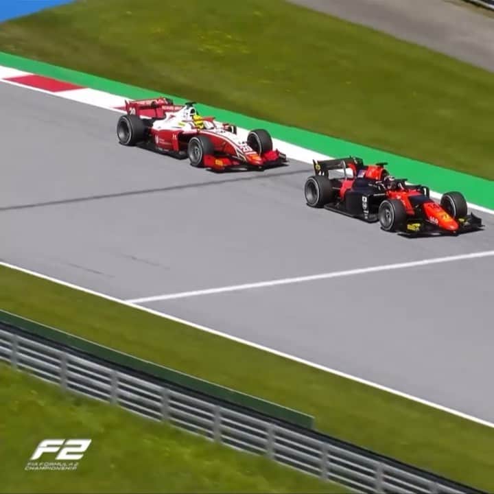 松下信治のインスタグラム：「What a beautiful scene from the helicopter camera yesterday. A Great battle with @mickschumacher  ©️ @fiaf2championship   昨日のレースでのミック・シューマッハとのブレーキング勝負の一部シーン。何度やられそうになっても最後まで諦めずにやり返す。そういう気持ちで走りました。  今週はこっちが攻める番です。」