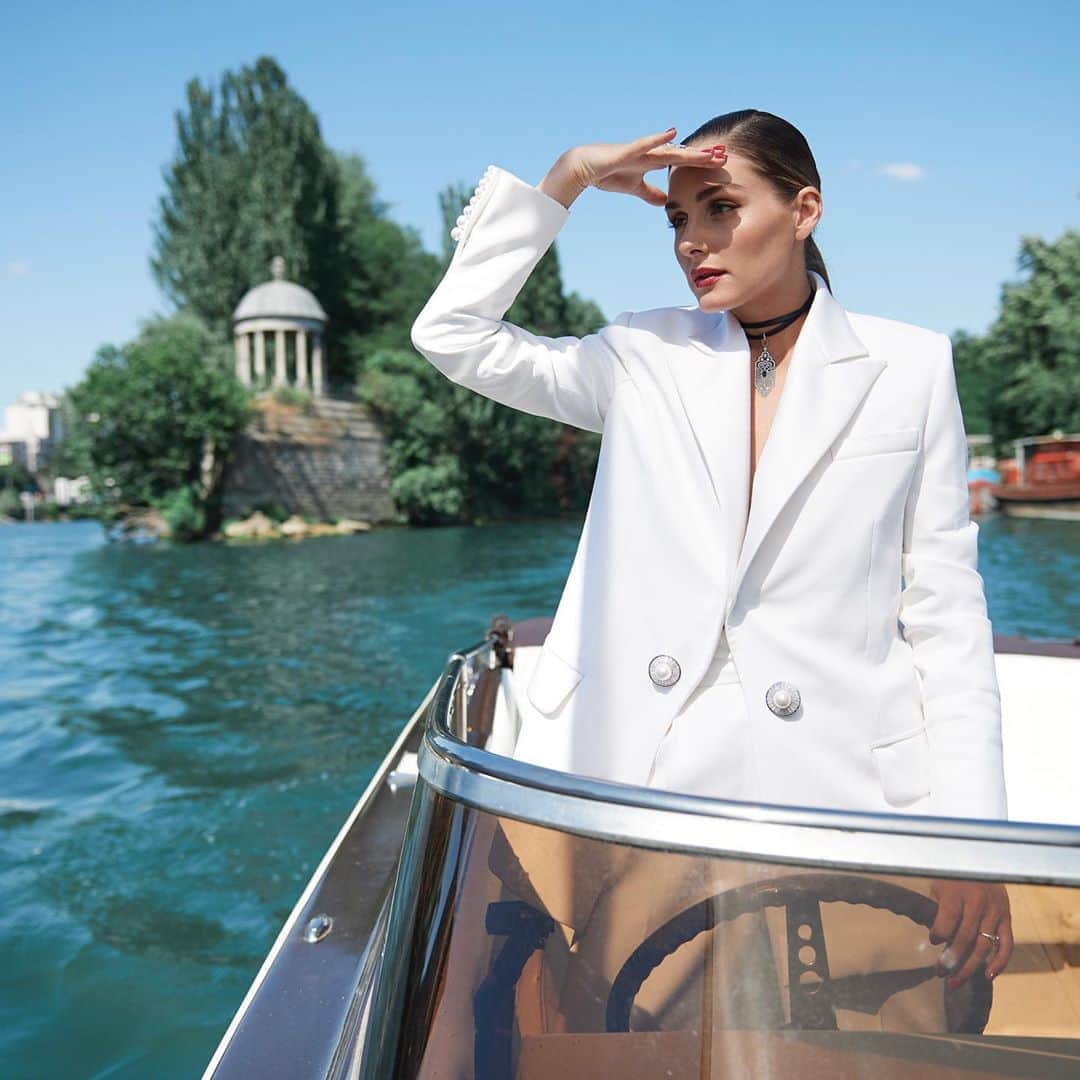 オリヴィア・パレルモのインスタグラム：「Searching for beauty? 👀  Let Haute Couture be it. This image, shot on the Seine, is from our magical couture shoot we captured in Paris exactly one year ago today. Link in bio to rediscover the whole story.⁣ ⁣ For the first time in over a decade, I was home in the States for the Fourth of July holiday. I am usually abroad in Paris for the #HauteCouture shows, lending my support to the artistry and craftsmanship behind the esteemed houses. What may seem like an extravagance at a time when the world is going through so much, can also be a wonderful distraction and source of joy–even if only for a few fleeting moments. One positive out of what we’re all experiencing, is that this season #hautecoutureweek is digital and available for all to view and enjoy! Follow #hautecoutureonline for more from this week’s online presentations through Wednesday 💙」
